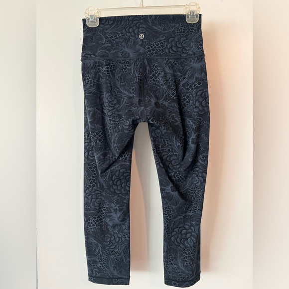 Lululemon blue and black floral pattern 7/8 leggings size 6 - Picture 2 of 4